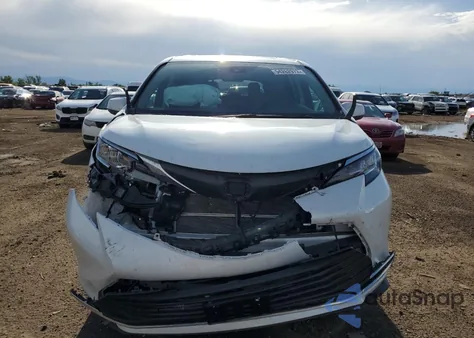 2022 Toyota Sienna Xle z USA, uszkodzony, nr VIN 5TDJRKECXNS075897